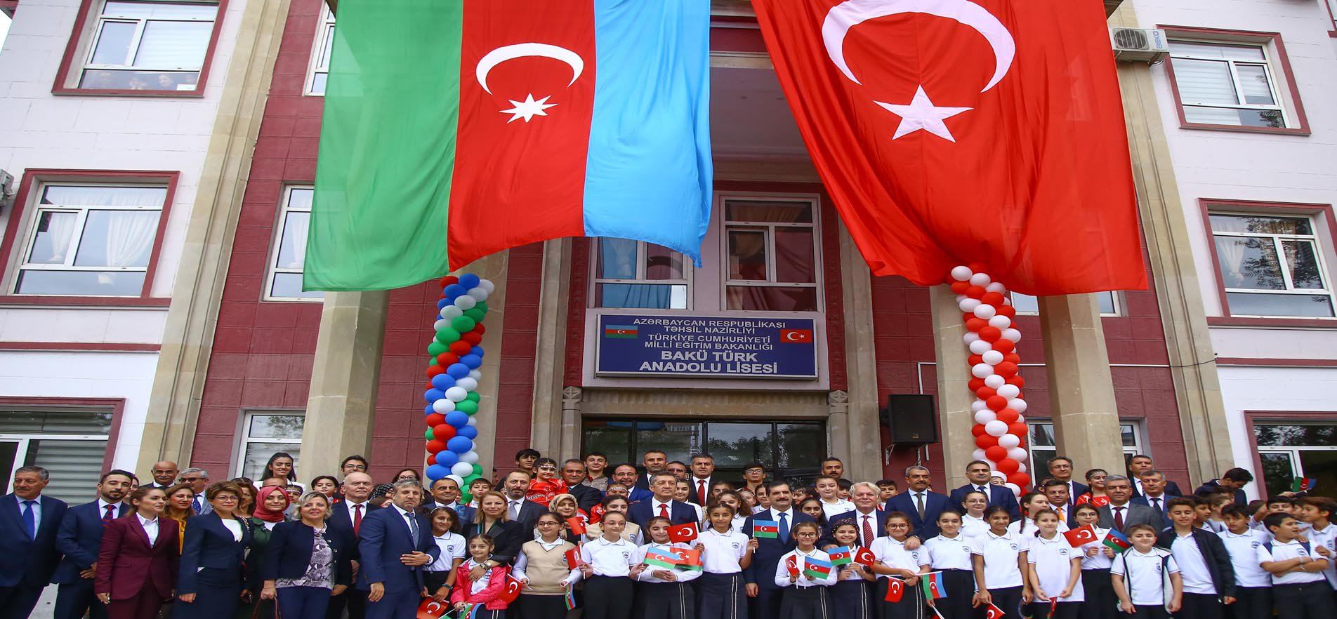 BAKAN SELÇUK, BAKÜ TÜRK ANADOLU LİSESİNİ ZİYARET ETTİ